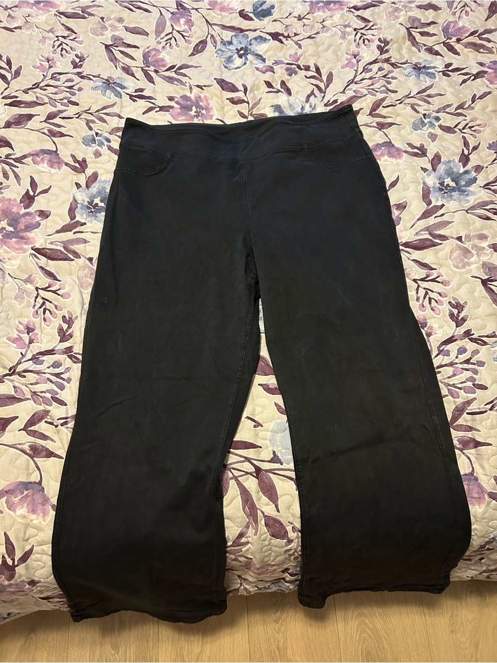 Black Women's American Eagle Flare-Leg pants
